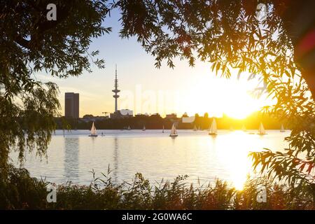 Lago esterno dell'Alster Aussenalster ad Amburgo, Germania, durante il tramonto in una calda e bella serata estiva. Foto Stock
