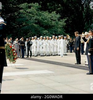 ST-C194-11-63 30 maggio 1963 cerimonia del Memorial Day al Cimitero Nazionale di Arlington, 10:50 [i graffi sull'immagine sono originali al negativo.] Si prega di credito 'Cecil Stoughton. Fotografie della Casa Bianca. John F. Kennedy Presidential Library and Museum, Boston' Foto Stock