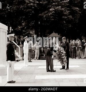 ST-C194-10-63 30 maggio 1963 cerimonia del Memorial Day al Cimitero Nazionale di Arlington, 10:50. Si prega di credito 'Cecil Stoughton. Fotografie della Casa Bianca. John F. Kennedy Presidential Library and Museum, Boston' Foto Stock