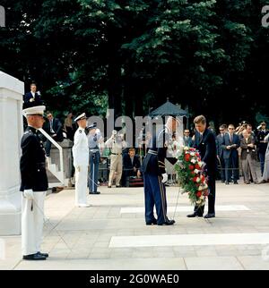 ST-C194-10-63 30 maggio 1963 cerimonia del Memorial Day al Cimitero Nazionale di Arlington, 10:50. Si prega di credito 'Cecil Stoughton. Fotografie della Casa Bianca. John F. Kennedy Presidential Library and Museum, Boston' Foto Stock