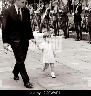 ST-C194-7-63 30 maggio 1963 cerimonia del Memorial Day al Cimitero Nazionale di Arlington, 10:50. Si prega di credito 'Cecil Stoughton. Fotografie della Casa Bianca. John F. Kennedy Presidential Library and Museum, Boston' Foto Stock