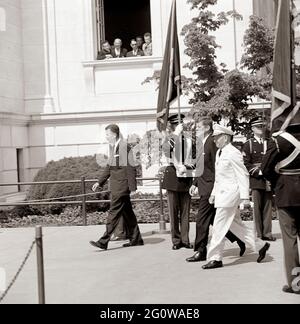 ST-C194-1-63 30 maggio 1963 cerimonie del Memorial Day al Cimitero Nazionale di Arlington, 10:50 [i graffi sull'immagine sono originali al negativo.] Si prega di credito 'Cecil Stoughton. Fotografie della Casa Bianca. John F. Kennedy Presidential Library and Museum, Boston' Foto Stock