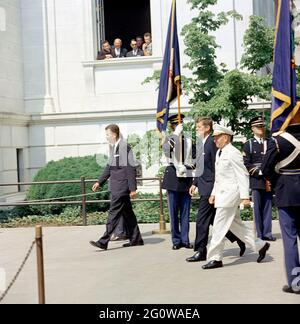 ST-C194-1-63 30 maggio 1963 cerimonie del Memorial Day al Cimitero Nazionale di Arlington, 10:50 [i graffi sull'immagine sono originali al negativo.] Si prega di credito 'Cecil Stoughton. Fotografie della Casa Bianca. John F. Kennedy Presidential Library and Museum, Boston' Foto Stock