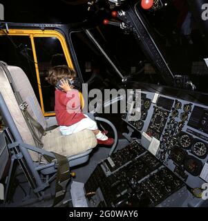 31 marzo 1963 John F. Kennedy, Jr. Seduto alla sede del pilota di un elicottero a Camp David. Foto Stock