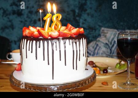 Una donna taglia una torta di compleanno e la mette in piattini Foto stock  - Alamy