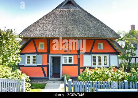 WUSTROW, GERMANIA - 15 SETTEMBRE 2020: Fischlandhaus: Edificio storico con tetto in paglia, costruito nel 1800 circa, oggi utilizzato come biblioteca. Foto Stock