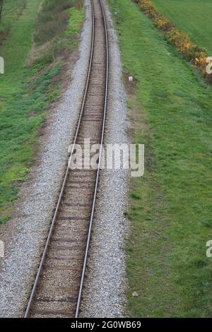 Letto ferroviario. Frammento di binari ferroviari, vista dall'alto, rotaie e traversine. Foto Stock