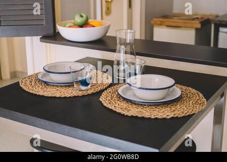 piccolo appartamento cucina tavolo pronto per la colazione Foto Stock