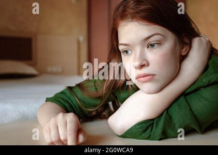 ritratto verticale della ragazza adolescente pensiva rossa Foto Stock