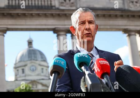 Dublino, Irlanda, 3 aprile 2016. Leader recentemente eletto del DUP Edwin Poots, si rivolge oggi ai media al di fuori degli edifici governativi di Dublino prima del suo primo incontro con Taoiseach Micheal Martin. Fotografia: Sam Boal / RollingNews.ie credito: RollingNews.ie / Alamy Live News Foto Stock