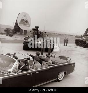 KN-C29260 25 giugno 1963 viaggio in Europa: Germania, Hanau: Arrivo a Fliegerhorst Kaserne, indirizzo, e ispezione di truppe e attrezzature, 10:45 Please credit 'Robert Knudsen. Fotografie della Casa Bianca. John F. Kennedy Presidential Library and Museum, Boston' Foto Stock