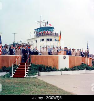 KN-C29320 25 giugno 1963 viaggio in Europa: Germania, Hanau: Arrivo a Fliegerhorst Kaserne, indirizzo, e ispezione di truppe e attrezzature, 10:45 Please credit 'Robert Knudsen. Fotografie della Casa Bianca. John F. Kennedy Presidential Library and Museum, Boston' Foto Stock