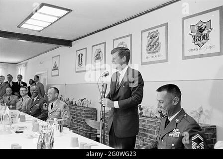 ST-330-10-63 25 giugno 1963 viaggio in Europa: Germania, Hanau: Il presidente Kennedy ha pranzo con le truppe arruolate degli Stati Uniti e i loro ufficiali a Fliegerhorst Kaserne, 12:15 Please credit 'Cecil Stoughton. Fotografie della Casa Bianca. John F. Kennedy Presidential Library and Museum, Boston' Foto Stock