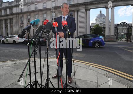 Il leader del DUP Edwin Poots parla ai media quando arriva a Government Buildings, Dublino, prima del suo incontro con Taoiseach Micheal Martin. Data immagine: Giovedì 3 giugno 2021. Foto Stock