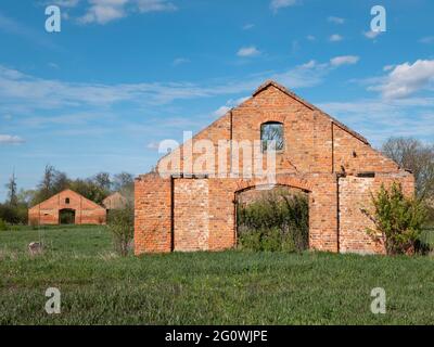 Paesaggio panoramico con facciate simili di case abbandonate. Due facciate di edifici in mattoni rovinati Foto Stock