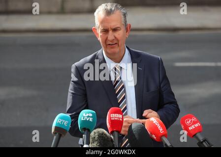 Il leader del DUP Edwin Poots parla ai media quando arriva a Government Buildings, Dublino, prima del suo incontro con Taoiseach Micheal Martin. Data immagine: Giovedì 3 giugno 2021. Foto Stock