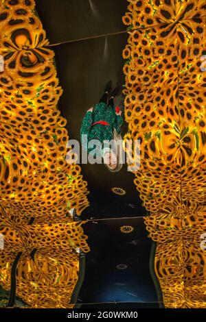 Londra, Regno Unito. 03 giugno 2021. Van Gogh Alive Highlights - Immersive Sunflower Room: Questa camera a specchio completa di centinaia di girasoli offre uno sfondo incredibile per un selfie che ti garantisce l'invidia dei tuoi seguaci di Insta. Oltre a un po' di divertimento, Credit: Paul Quezada-Neiman/Alamy Live News Foto Stock