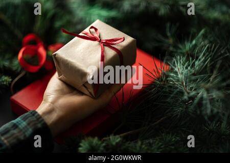 Femele mani che tengono gif boxt. Idee per la decorazione di natale e regali. Natale e Capodanno concetto. Foto Stock