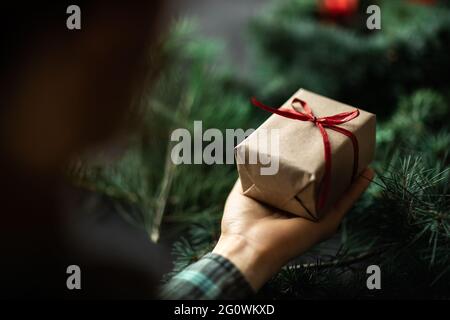 Femele mani che tengono gif boxt. Idee per la decorazione di natale e regali. Natale e Capodanno concetto. Foto Stock