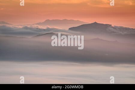 Alba sulla catena pre-costiera catalana visto da Montserrat. Sullo sfondo, la Mola e Montseny montagne (Catalogna, Spagna) Foto Stock