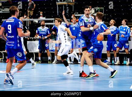 Amburgo, Germania. 03 giugno 2021. Pallamano: DHB Cup, TBV Lemgo Lippe - THW Kiel, turno principale, finale quattro, semifinale. I giocatori di Lemgos festeggiano la finale. Credit: Axel Heimken/dpa/Alamy Live News Foto Stock