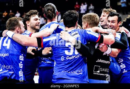 Amburgo, Germania. 03 giugno 2021. Pallamano: DHB Cup, TBV Lemgo Lippe - THW Kiel, turno principale, finale quattro, semifinale. I giocatori di Lemgos festeggiano la finale. Credit: Axel Heimken/dpa/Alamy Live News Foto Stock