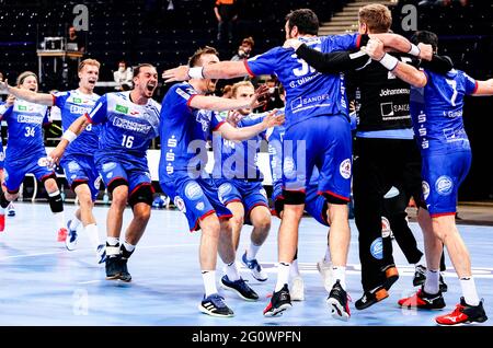 Amburgo, Germania. 03 giugno 2021. Pallamano: DHB Cup, TBV Lemgo Lippe - THW Kiel, turno principale, finale quattro, semifinale. I giocatori di Lemgos festeggiano la finale. Credit: Axel Heimken/dpa/Alamy Live News Foto Stock