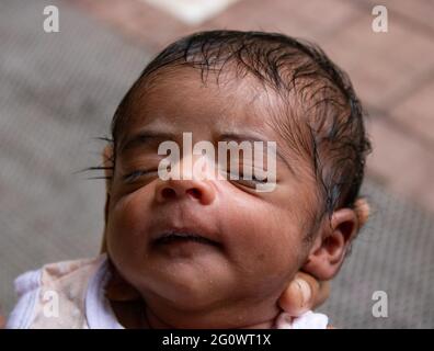 un nuovo bambino che dormiva sulla mano della madre Foto Stock