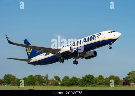 Aeroporto Southend di Londra, Essex, Regno Unito. 3 Giugno 2021. Il primo volo rilanciato dall'aeroporto di Southend a Faro in Portogallo è partito, in ritardo, dopo la ripresa dei voli dall'aeroporto di Essex da parte di Ryanair, nonostante il trasferimento del paese allo stato ambra. La compagnia aerea economica ha ripreso i voli per le destinazioni di vacanza il 28 maggio dopo aver annullato tutti i servizi da Southend dopo l'ultimo l'8 gennaio. Nessun'altra compagnia aerea sta utilizzando l'aeroporto, quindi è stata priva di voli da quella data. Sono previste destinazioni aggiuntive in base alle restrizioni COVID 19 Foto Stock