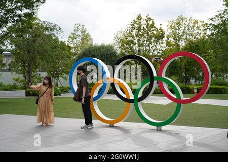 Shinjuku, Giappone. 03 giugno 2021. Una coppia che prende selfie vicino agli anelli olimpici al Museo Olimpico del Giappone, 50 giorni prima dei Giochi Olimpici e Paralimpici di Tokyo. (Foto di Jinhee Lee/SOPA Images/Sipa USA) Credit: Sipa USA/Alamy Live News Foto Stock