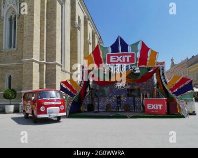 NOVI SAD, SERBIA - 10 giu 2019: Novi Sad, Serbia - 10 giu 2019: Van come simbolo del festival musicale Exit a Novi Sad, Serbia - uno dei migliori EUR Foto Stock