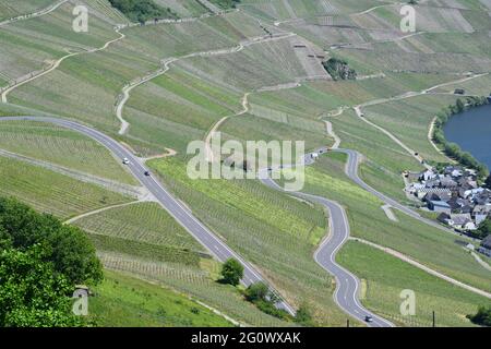 Strada principale curvilinea nel villaggio di Mosel valle Piesport Foto Stock
