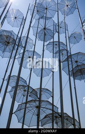 Vista ad angolo basso dell'installazione di ombrelli ART a Salonicco, Grecia. Foto Stock