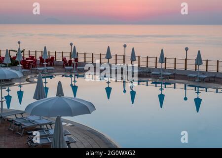 Tropea, Italia, 2020 agosto: Bella piscina al tramonto in una località di lusso, Trope come popolare destinazione turistica in Calabria, Italia. Foto Stock