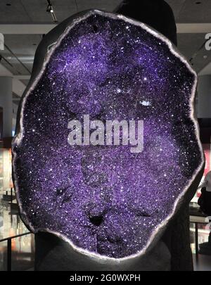 New York, Stati Uniti. 03 giugno 2021. geode dell'ametista gigante in mostra all'apertura delle sale di gemme e minerali di Allison e Roberto Mignone presso l'American Natural History Museum di New York, NY il 3 giugno 2021. (Foto di Stephen Smith/SIPA USA) Credit: Sipa USA/Alamy Live News Foto Stock