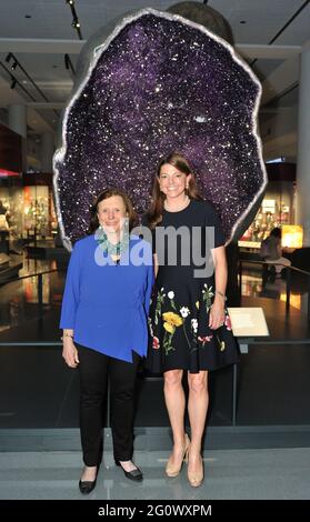 New York, Stati Uniti. 03 giugno 2021. L-R: Il presidente dell'AMNH Ellen Futter e il filantropo Allison Mignone con un gigante ametista geode all'apertura delle sale di gemme e minerali di Allison e Roberto Mignone presso l'American Natural History Museum di New York, NY, il 3 giugno 2021. (Foto di Stephen Smith/SIPA USA) Credit: Sipa USA/Alamy Live News Foto Stock