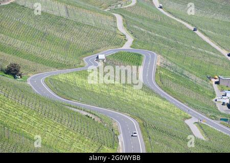 Strada principale curvilinea nel villaggio di Mosel valle Piesport Foto Stock