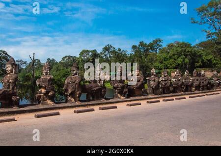 Statue di devas sul ponte di Angkor Thom. In Cambogia Guerrieri e dèi scolpiti in pietra Foto Stock