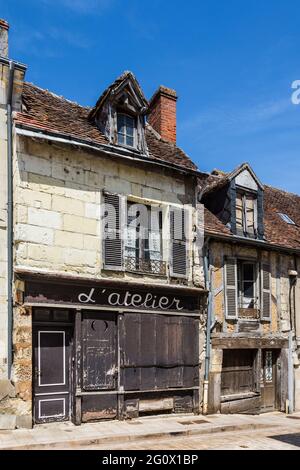 I vecchi negozi ora chiusi sulla Rue de la Paix a Saint-Aignan, Loir-et-Cher (41), Francia. Foto Stock