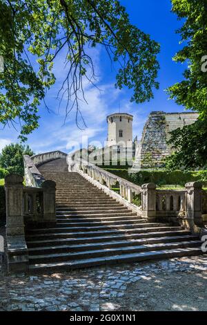 Ampia scalinata in pietra che porta al castello di Saint-Aignan, Loir-et-Cher (41), Francia. Foto Stock