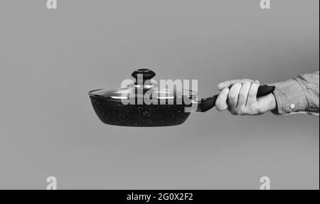 Chef cucina zuppa. Cucina ristorante. Cucina pranzo in cucina. La mia professione. panettiere con pentola. Catering. Chef uomo tiene utensili da cucina. Cuoco Foto Stock