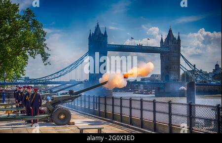 La Torre di Londra, Regno Unito. 2 giugno 2021. I soldati regolari e di riserva dell’esercito britannico celebrano il 68° anniversario dell’incoronazione di sua Maestà la Regina a Londra con saluti cerimoniali Gun. La Honourable Artillery Company (HAC), il Reggimento dell’esercito della Riserva della Città di Londra, in abbigliamento cerimoniale, spara un saluto di 62 Gun a intervalli di dieci secondi dalle 13:00 sul fiume Tamigi dalle loro tre armi da fuoco Ceremoniali L118, simili a quelle utilizzate operativamente negli ultimi anni in Afghanistan. Credito: Malcolm Park/Alamy. Foto Stock