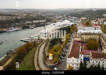 Baia con navi in città. South Bay a Sevastopol con navi civili e militari. Fine di South Bay. Foto Stock