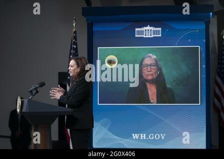 Washington, Stati Uniti. 03 giugno 2021. Il Vice Presidente degli Stati Uniti Kamala Harris parte dopo un evento su Internet ad alta velocità alla Casa Bianca giovedì 3 giugno 2021 a Washington, DC. Foto di Alex Edelman/UPI Credit: UPI/Alamy Live News Foto Stock