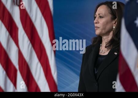 Washington, Stati Uniti. 03 giugno 2021. Il Vice Presidente degli Stati Uniti Kamala Harris parte dopo un evento su Internet ad alta velocità alla Casa Bianca giovedì 3 giugno 2021 a Washington, DC. Foto di Alex Edelman/UPI Credit: UPI/Alamy Live News Foto Stock