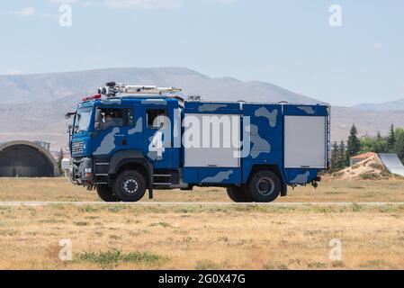 KONYA, TURCHIA - 26 giugno 2019: Diversi aerei e forze di terra della forza aerea turca, tra cui i vigili del fuoco si riuniscono per un esercizio militare sa a. Foto Stock
