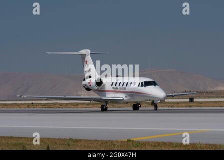 KONYA, Turchia - 26 giugno 2019: Turkish Air Force Cessna 650 Citation VII (CN) 650-7024 taxi a Konya aeroporto durante anatolica Eagle Air Force esercizio Foto Stock