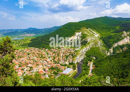 Vista panoramica dei piedi dei Rhodopes` pendii settentrionali nelle pianure della Tracia. I Rhodopi sono una catena montuosa nell'Europa sudorientale, Foto Stock