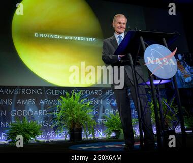 Washington DC, Stati Uniti. 2 giugno 2021: L'amministratore della NASA Bill Nelson parla con la forza lavoro dell'agenzia durante il suo primo evento di stato della NASA mercoledì 2 giugno 2021 presso la sede centrale della NASA Mary W. Jackson Building a Washington. Nelson ha sottolineato la sua lunga storia con la NASA, E tra gli altri argomenti, ha discusso i piani dell'agenzia per le future missioni focalizzate sulla Terra per affrontare il cambiamento climatico e un ritorno robotico e umano alla Luna attraverso il programma Artemis, nonché l'annuncio di due nuove missioni scientifiche planetarie a Venere - VERITAS e DAVINCI . Credit: UPI/Alamy Live News Foto Stock