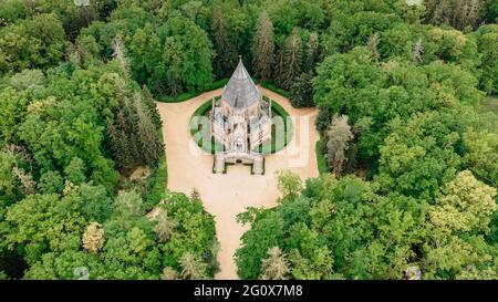 Veduta aerea del drone della Tomba di Schwarzenberg vicino a Trebbon, Repubblica Ceca. Edificio neo-gotico con torre e maestosa scala doppia è circondato da parco Foto Stock